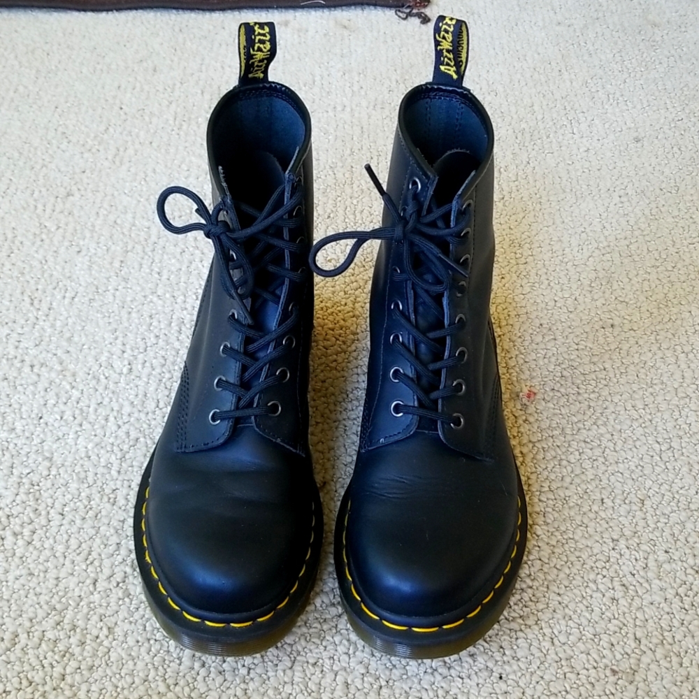 1460 WOMEN'S SMOOTH LEATHER LACE UP BOOTS (black doc martens)